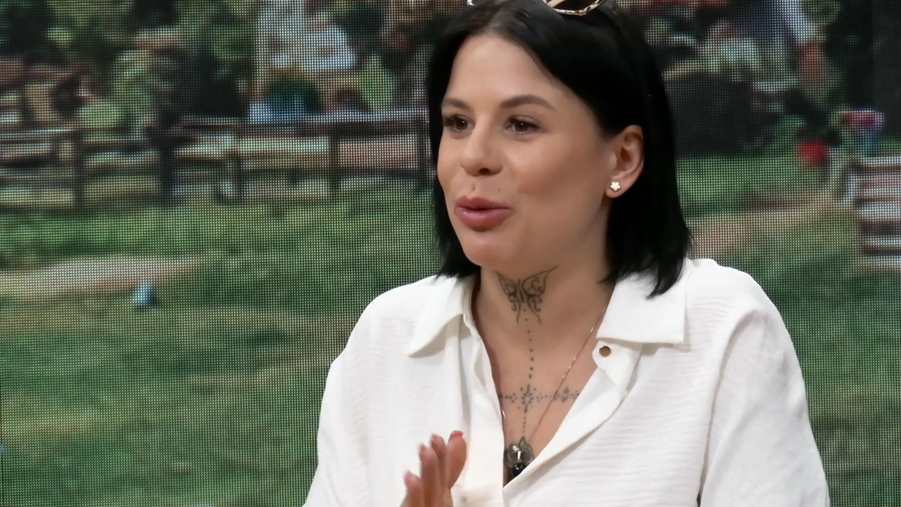 Urška iz šova Kmetija med iskrenim pogovorom o nosečnosti in odnosih v podkastu Slovenskih novic