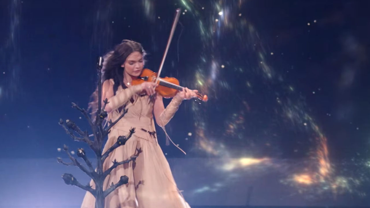 Pevka Eva Marija z violino med nastopom s pesmijo Mother Nature na odru Evrovizije 2026