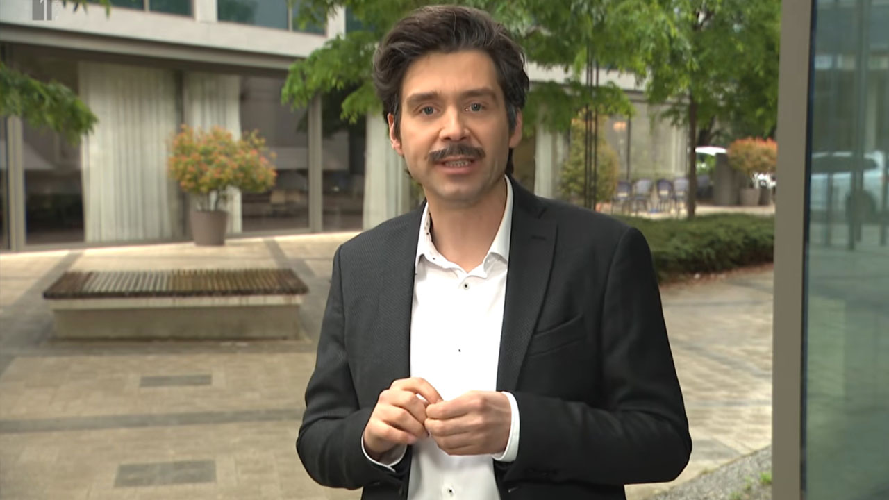 Tilen Artač kot Luka Mesec v satiričnem nastopu v oddaji Kaj dogaja razlaga nove ukrepe za delavce