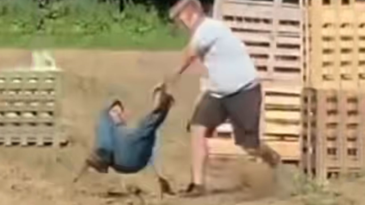 Pretresljiv prizor fizičnega obračunavanja z delavcem na kmetiji Bobnar v Spodnjem Brniku