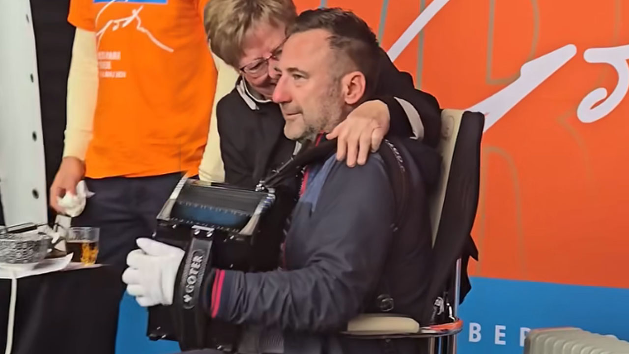 Robert Goter v objemu mame med igranjem harmonike, ko je v Velenju podrl svetovni rekord