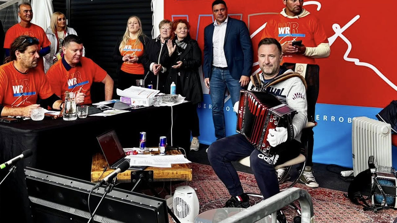 Skrivnostna pevka med nastopom z Robertom Goterjem v Vista parku v Velenju