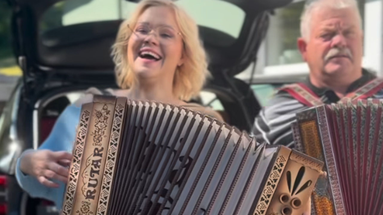 Darja Gajšek in njen oče nasmejana zaigrala na harmoniki pred odhodom na velenjsko Visto