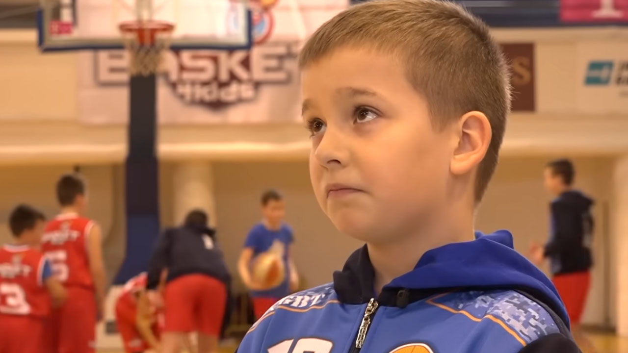 Luka Milovac iz Hrvaške med košarkarskim turnirjem, ko je štel komaj 11 let