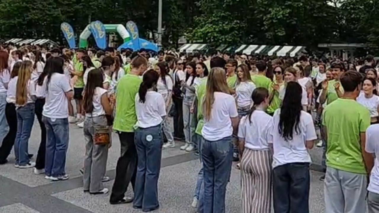 Maturantska četvorka na Kongresnem trgu v Ljubljani, kjer so se maturanti z minuto molka poklonili 17-letni Leni