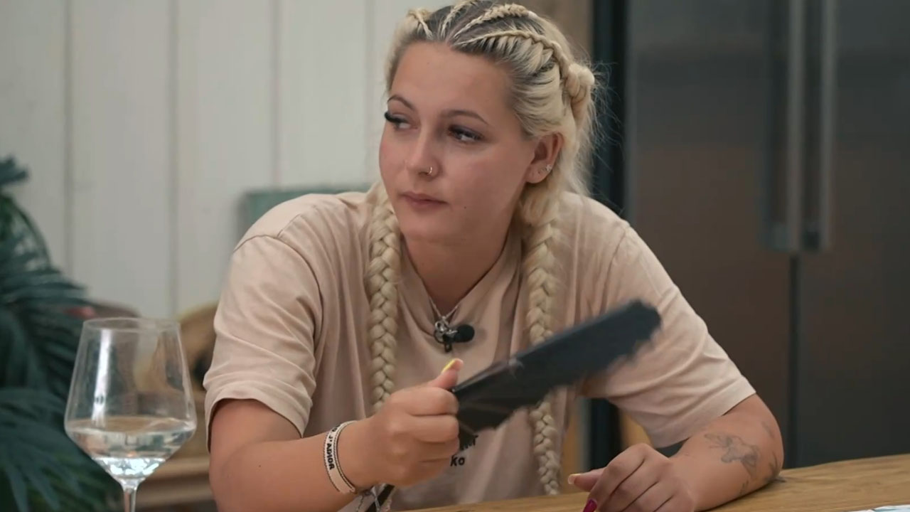 Ema v šovu Kmetija ukradla zlatnike, da bi Janu v boju do zmage zagotovila prednost