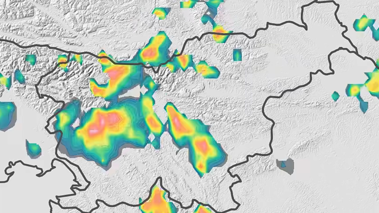 Radarska slika predvidenih padavin za jutrišnjo sredo, možna tudi toča