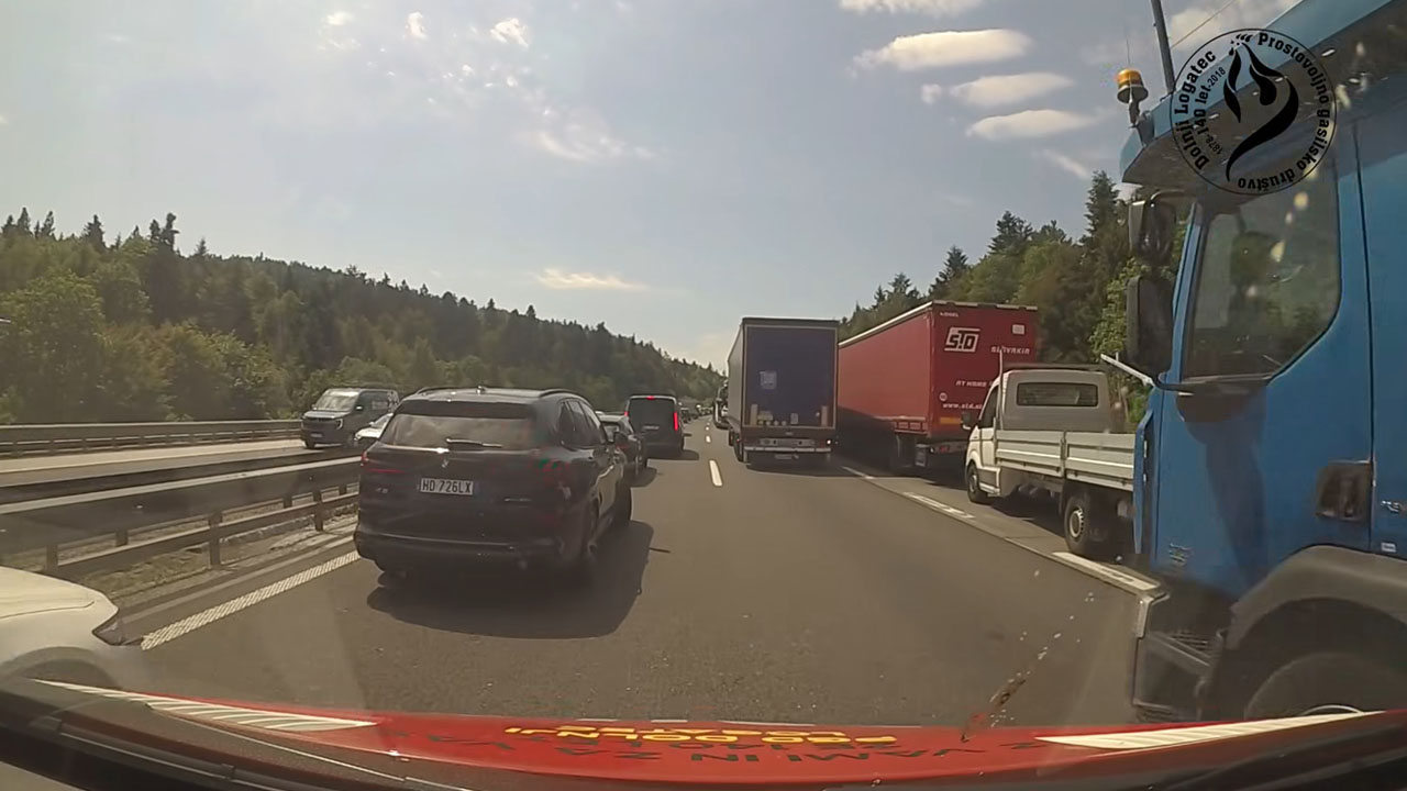 PGD Doljni Logatec med posredovanjem na mesto nesreče na primorski avtocesti med Vrhniko in Logatcem