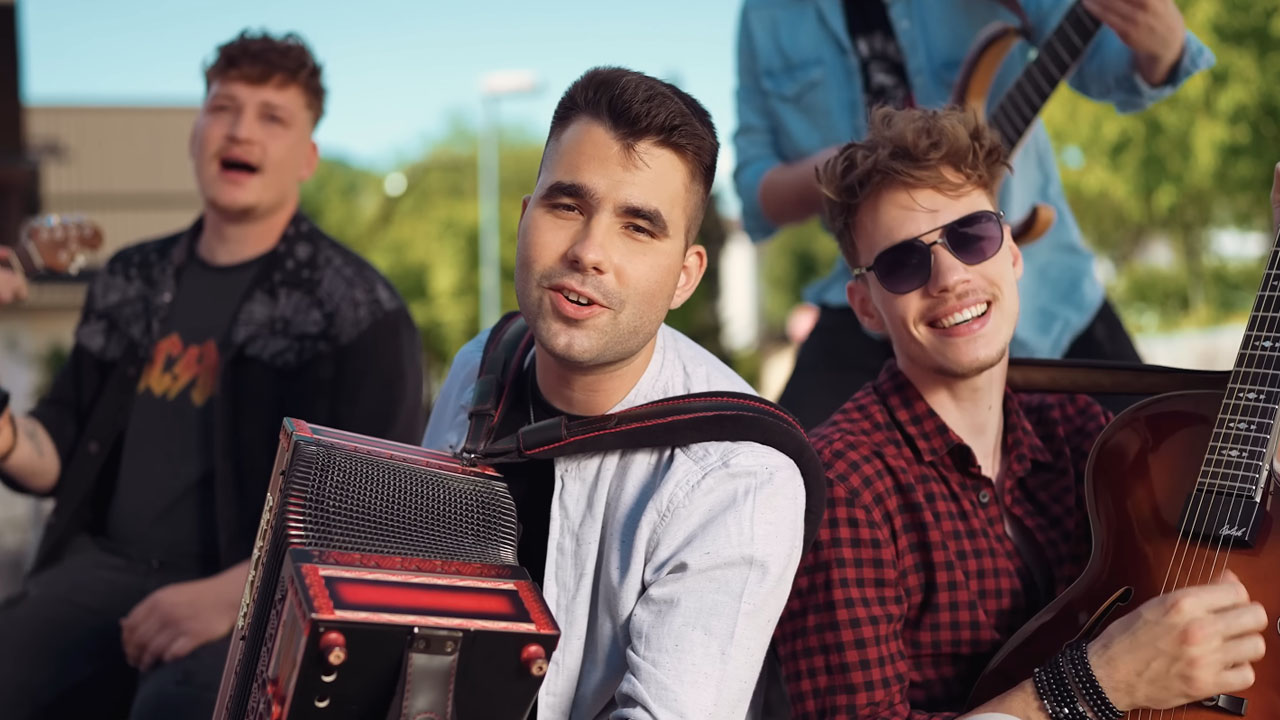 Vzrock priredil pesem Za njo, ki so jo v originalu prepevali Biseri
