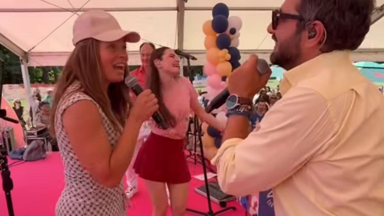 Tina Maze na jubilejnem dm teku s Čuki zapela njihovo uspešnico Komar
