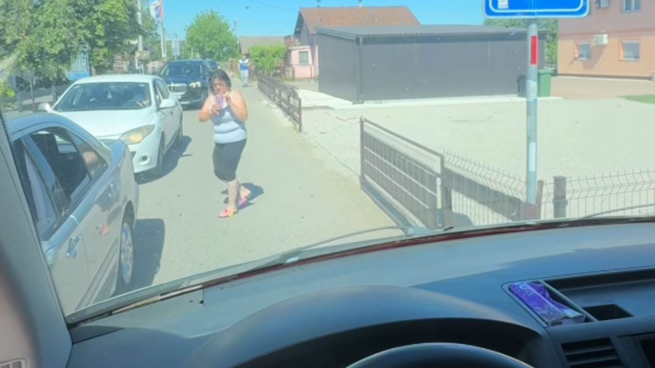 Spor iz BiH, voznica Mercedesa vztrajala, da na ozki ulici ne more mimo kombija