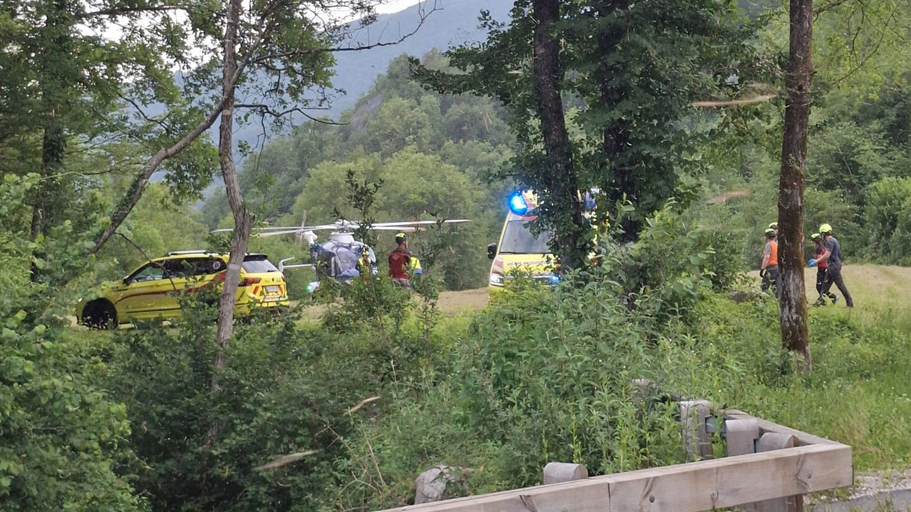 Helikopter po hudi poškodbi 8-letnega otroka pri Kobaridu pristal skoraj 1 uro po nesreči