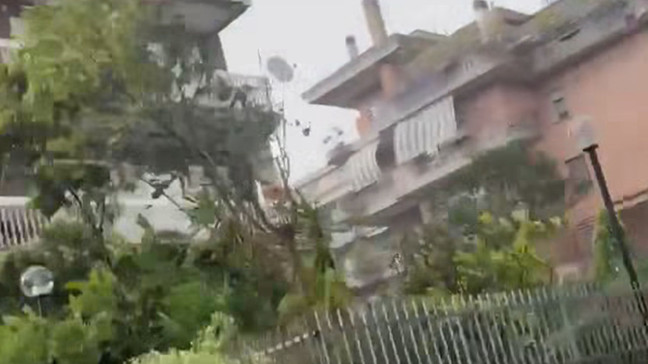 Domačin iz Rima posnel trenutek, ko je tornado prečkal stanovanjski blok, v katerem živi