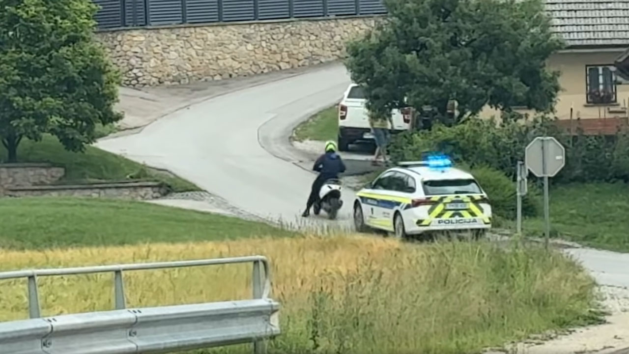 Mladenič na skuterju bežal pred policisti v bližini Moravč
