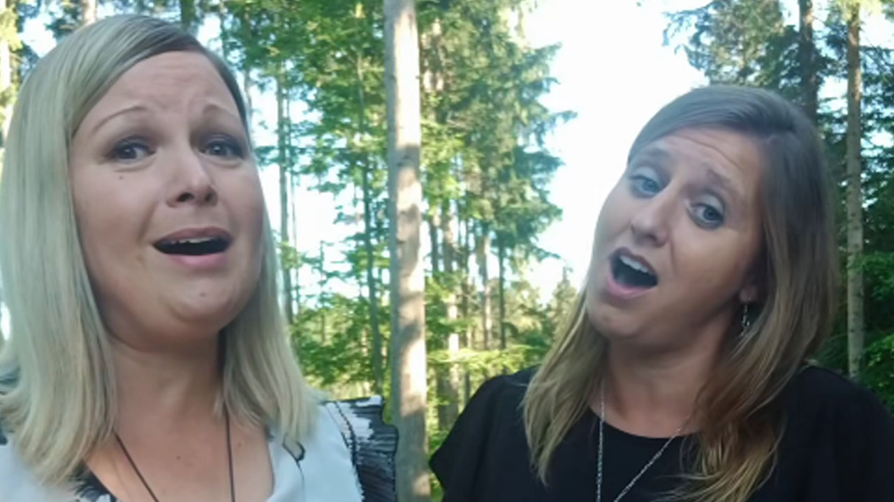 Maja Mirkac s prijateljico Matejo Rednjak zapela pesem Tam, kjer murke cveto