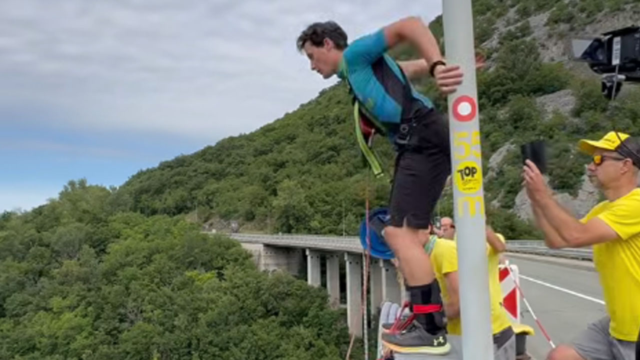 Cene Prevc skočil z znamenitega mostu čez reko Sočo v Solkanu pri Novi Gorici