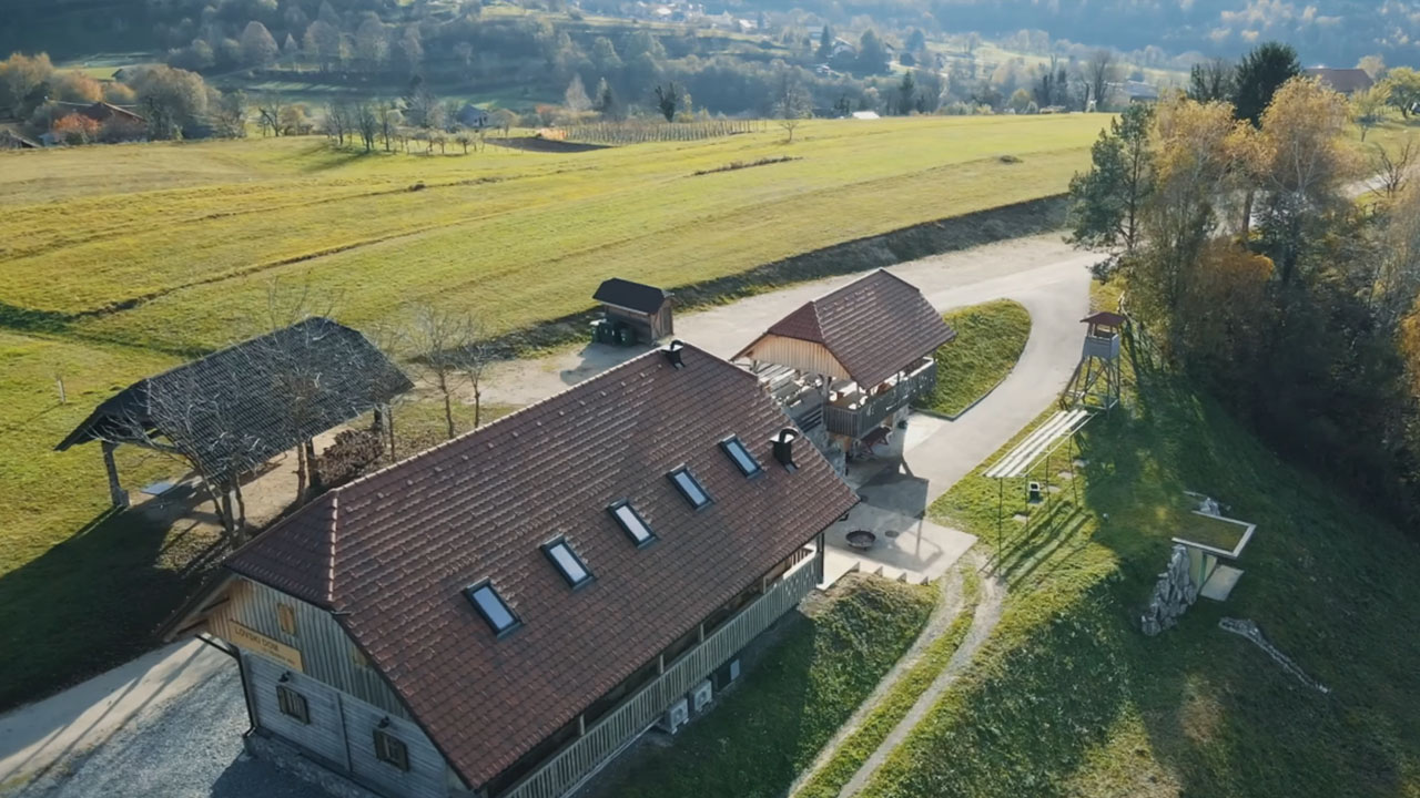 Majhna vasica Gabrje na Dolenjskem, kjer naj bi potekalo snemanje 13. sezone šova Kmetija
