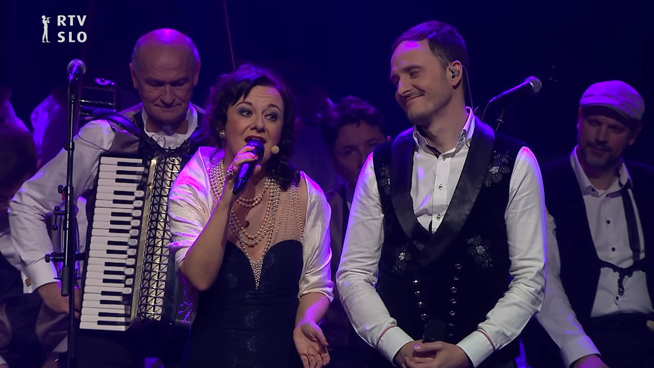 Lara Jankovič in Blaž Švab zapeli slovensko ljudsko pesem Jaz pa vrtec bom kopala