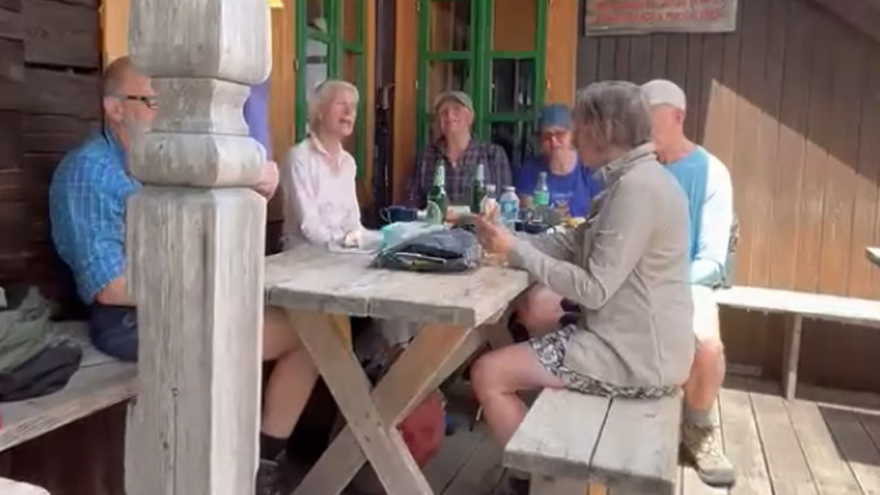 Pevski zborček iz Anglije v Češki koči zapel slovensko pesem Planinska