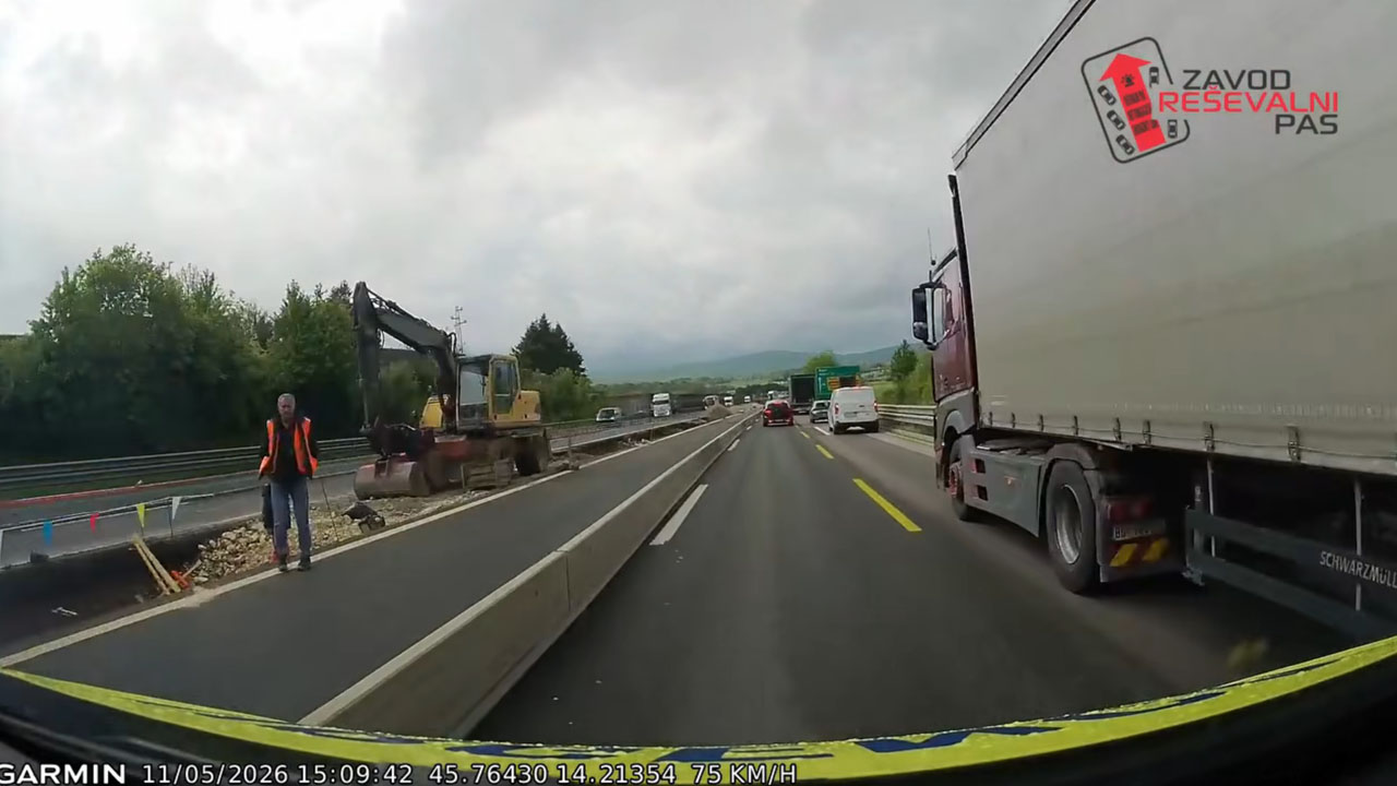 Vožnja reševalnega vozila skozi delovno zaporo pri Postojni