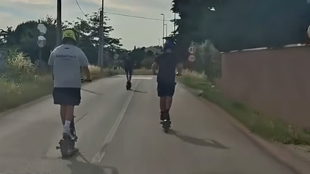 V bližini hrvaške Pule posneli nevarno vožnjo skupine otrok na električnih skirojih