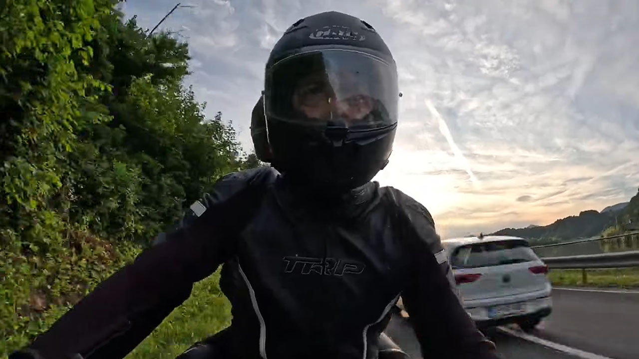 Motorist preprečil tragedijo pri Krškem, za las se je izognil Golfu med prehitevanjem