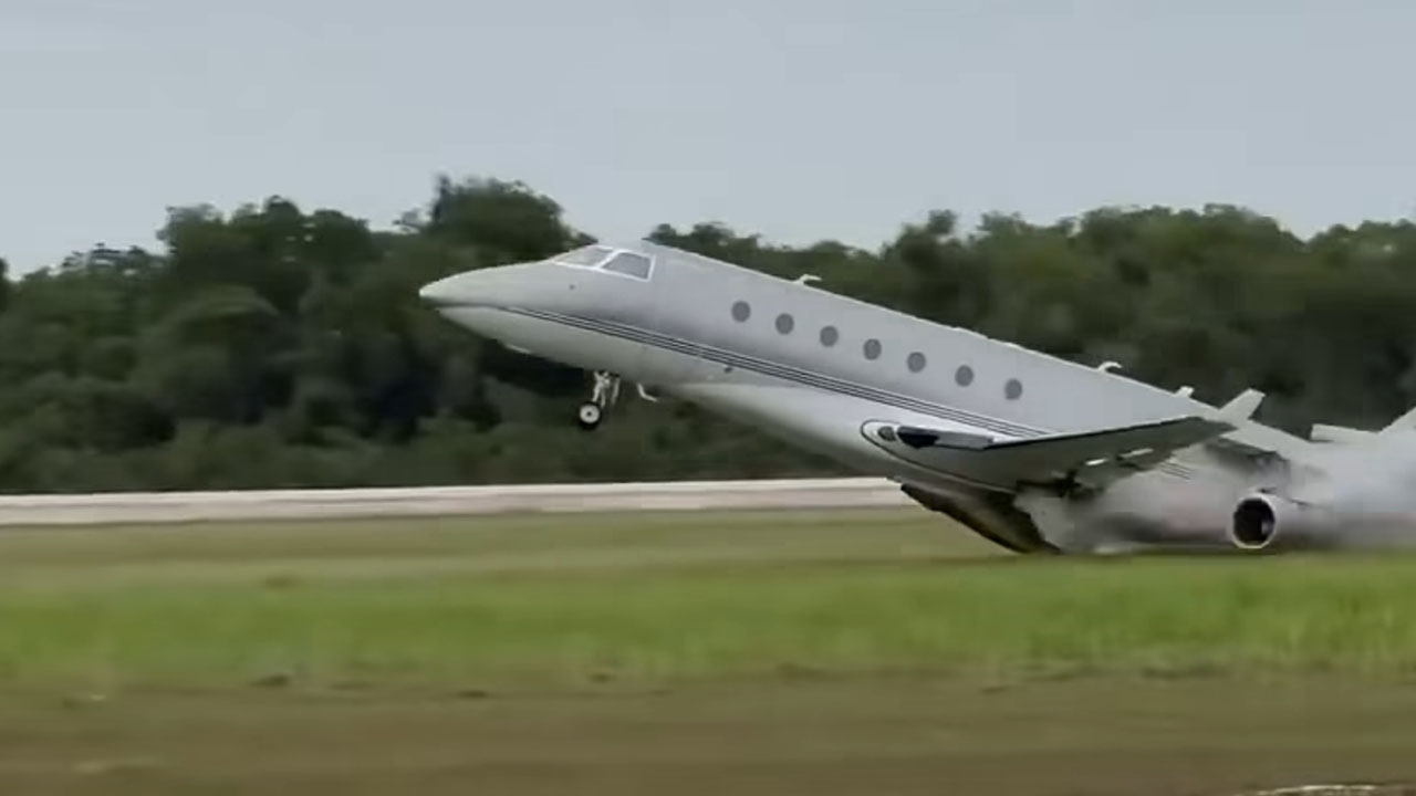 Zasebno letalo Gulfstream G200 zgrešilo pristajalno stezo, nato eksplodiralo