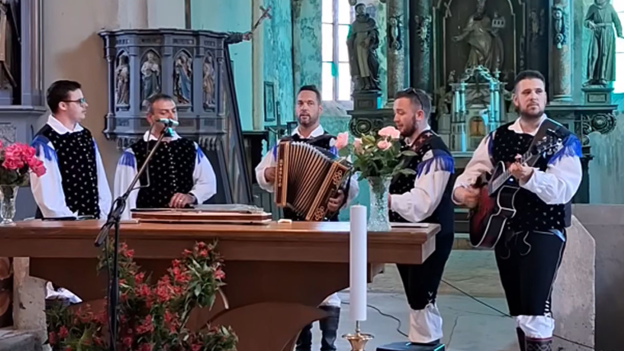 Ansambel Posluh v cerkvi ob igranju harmonike zapel pesem Vprašaj Srce, ki jo je napisal Lojze Slak