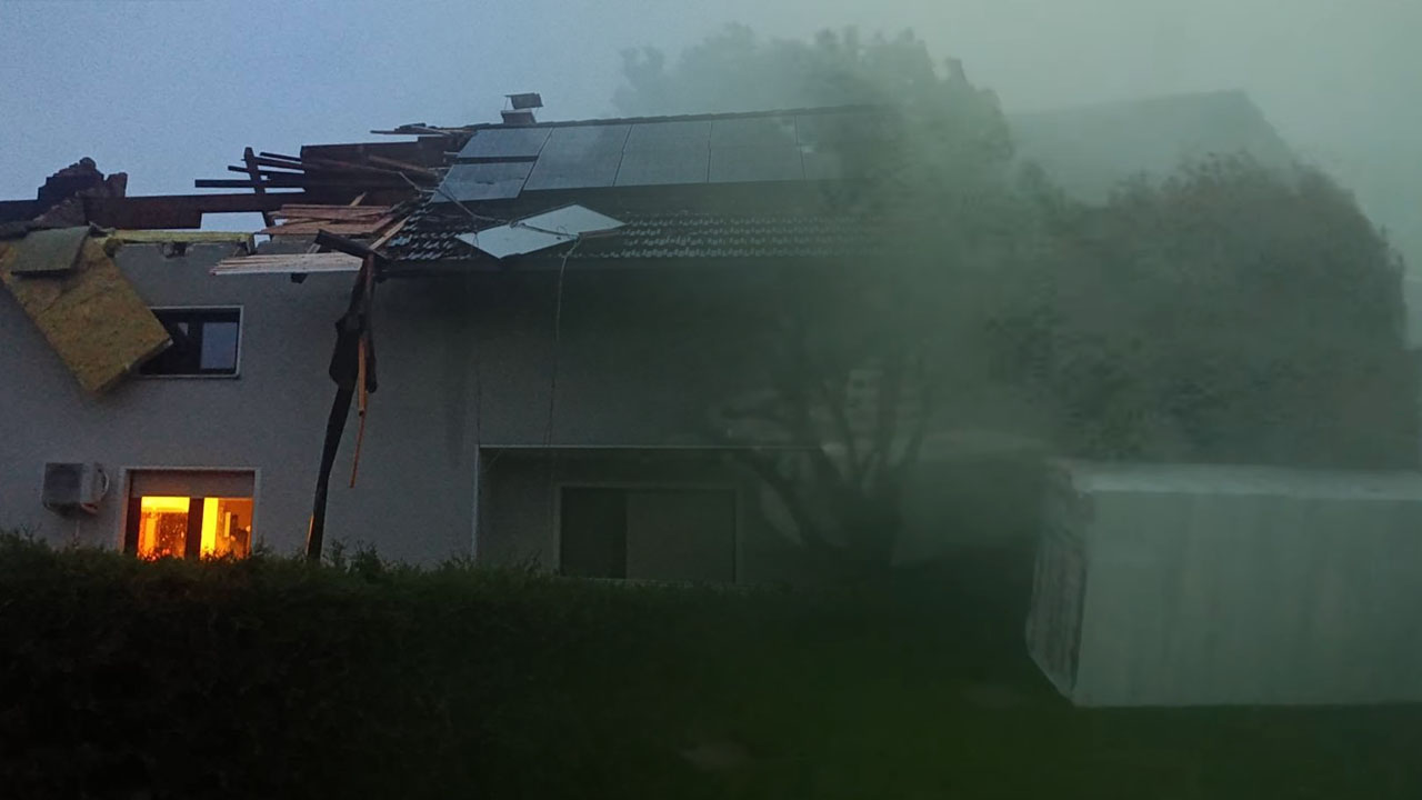 Domačin iz Komende posnel trenutek, ko je odneslo streho