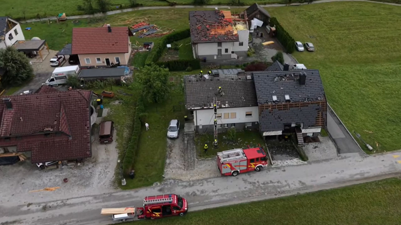 Posnetek iz zraka, ki razkriva veliko gmotno škodo v Komendi