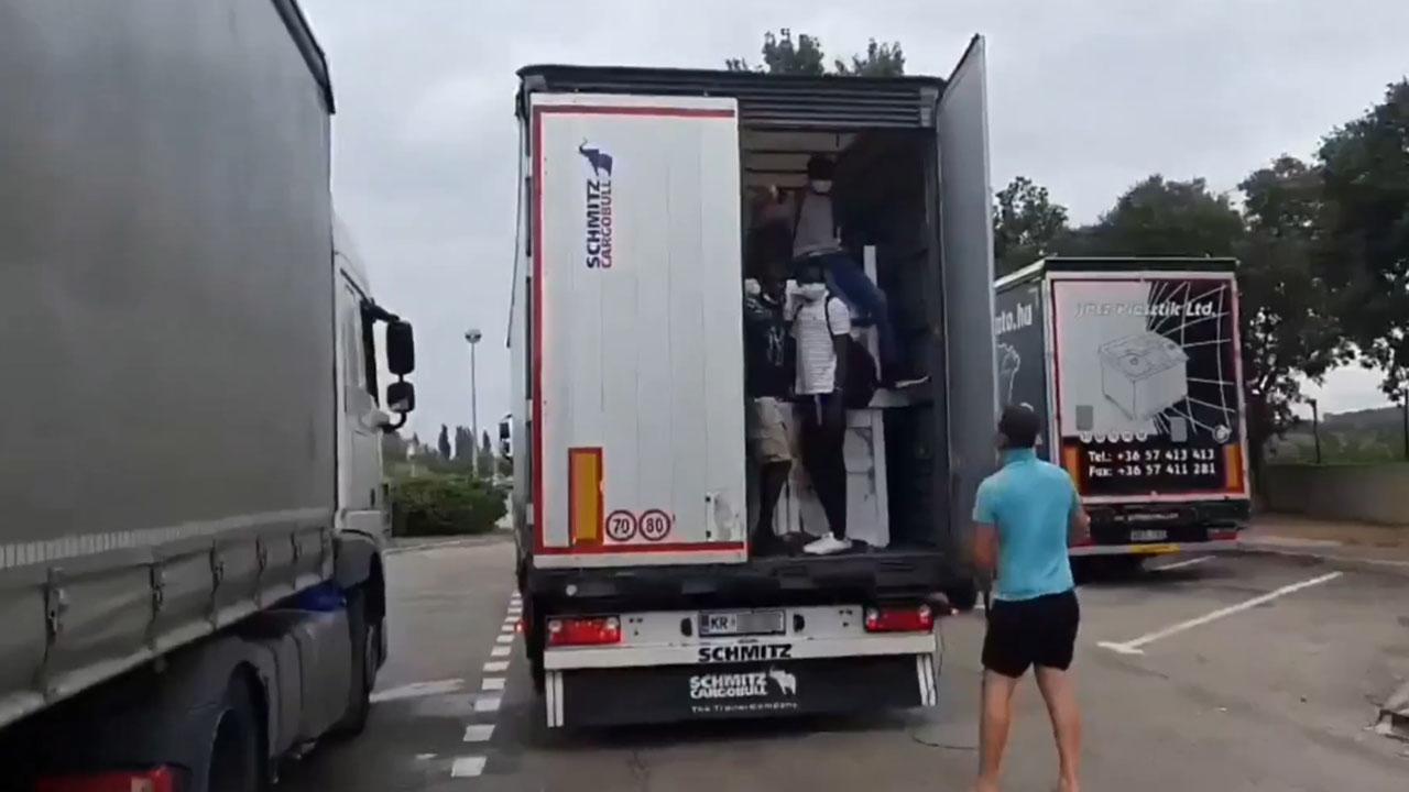 Slovenski voznik tovornjaka v prikolici našel več skritih oseb