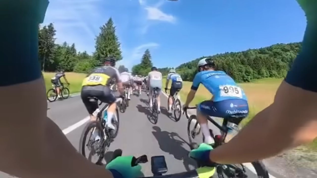 Posnetek slovenskega kolesarja na 45. maratonu Franja, ki se je zaletel v druge kolesarje