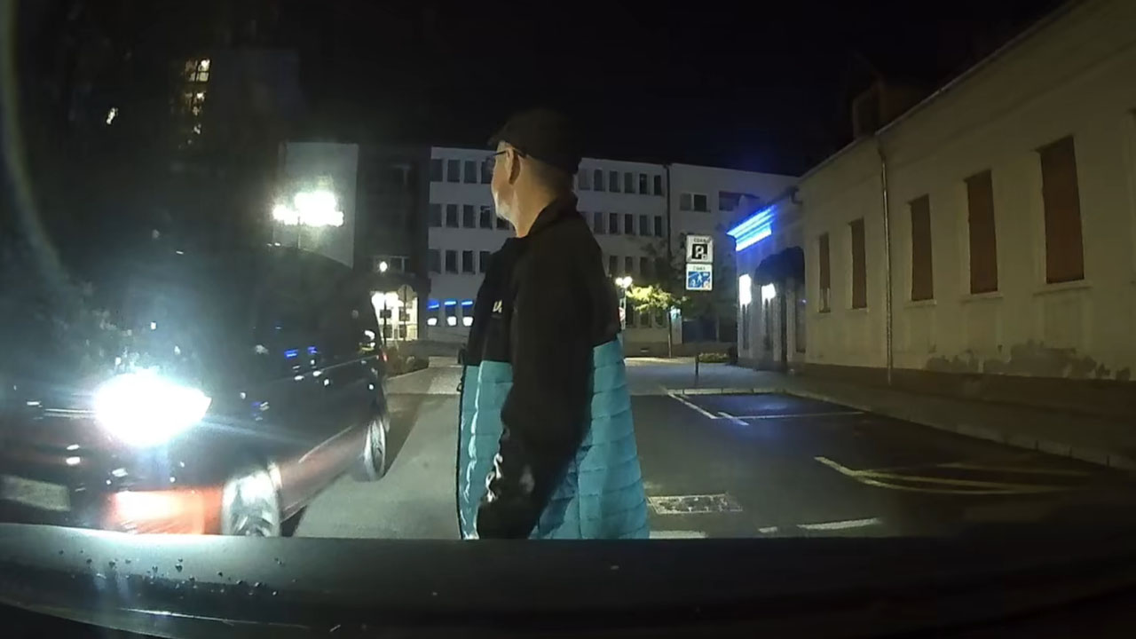 Voznika v Murski Soboti ježku omogočila varen prehod čez cesto