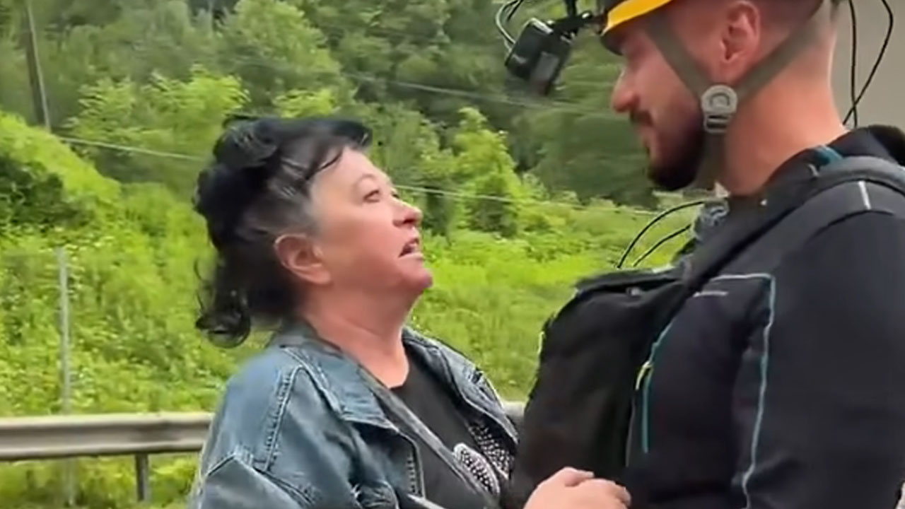 Robert Roškar v objemu z mamo in očetom pred vzponom na Trboveljski dimnik