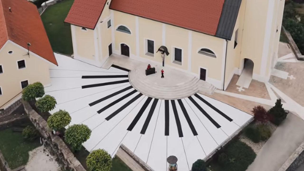 Pianistka in plesalka navdušili med kolesarsko dirko po Sloveniji