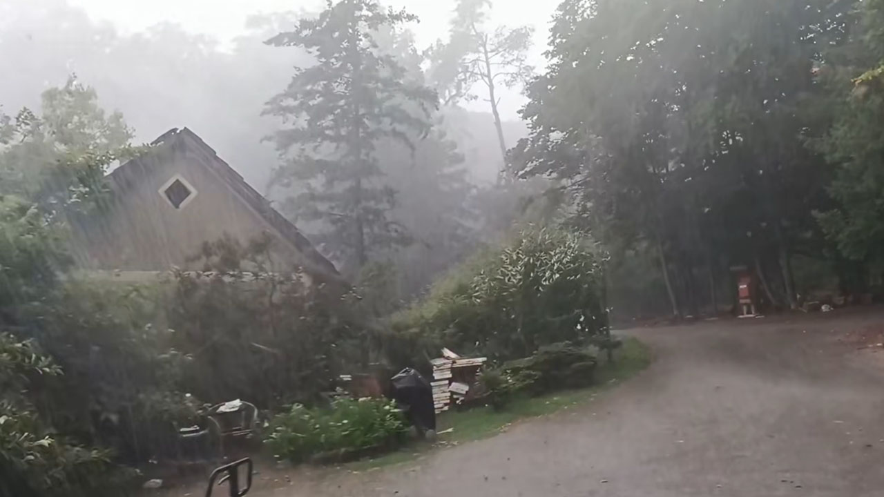 Močno neurje v vasici Koračice, v hlevu poginilo 9 krav