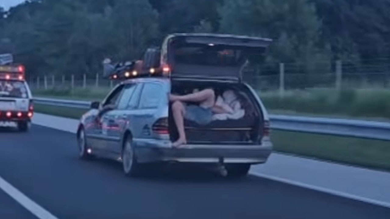 Na slovenski avtocesti so z odprtim prtljažnikom drveli 140 km/h