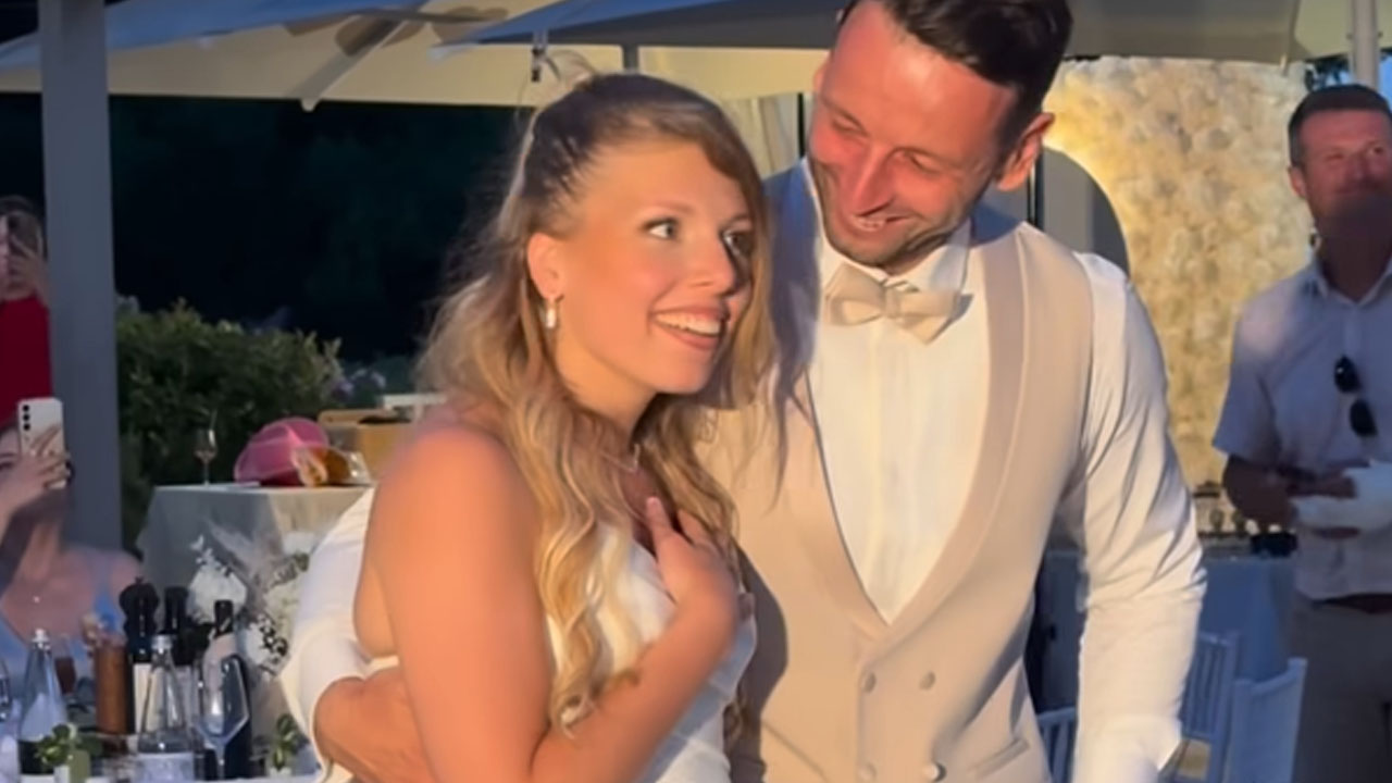 Marko Škugor za nevesto in ženina zapel eno svojih najlubših pemsi