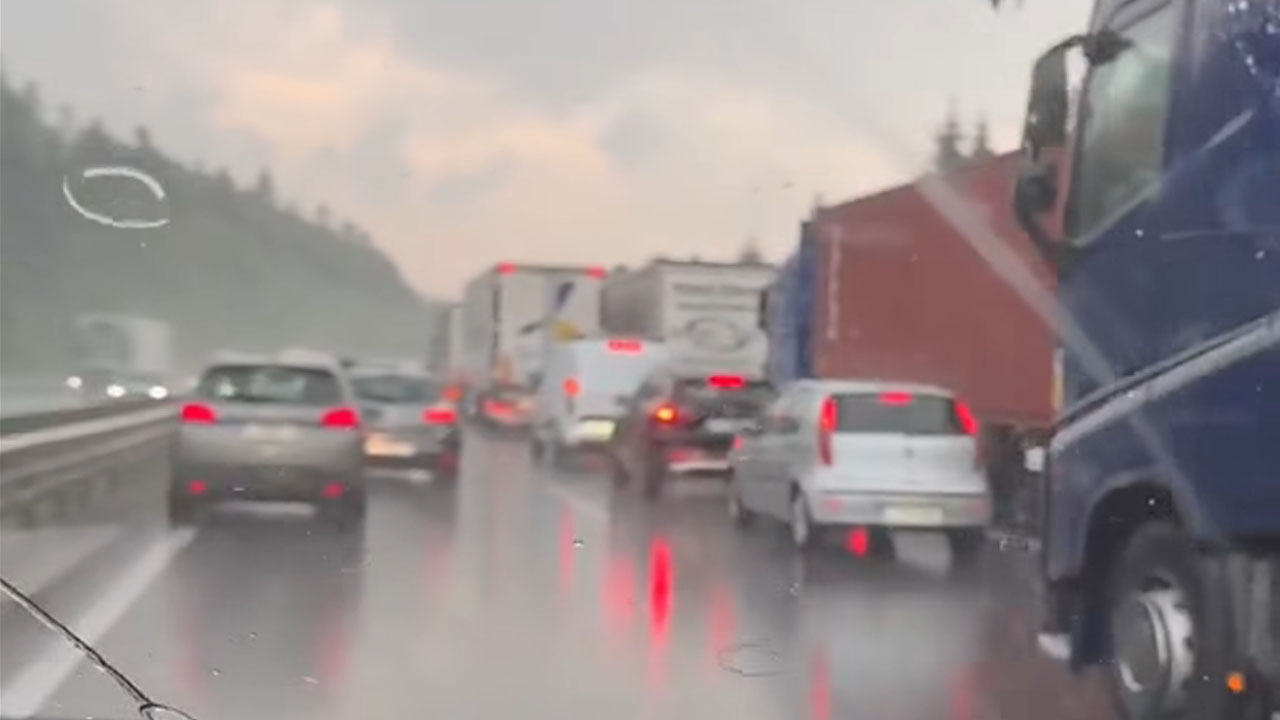 Reševalni pas med včerajšnjim nalivom s točo med Vrhniko in Logatcem