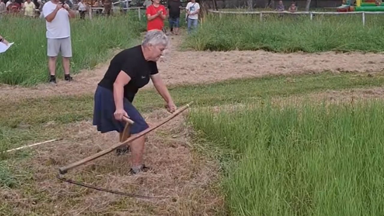 Tekmovalka navdušila na mednarodnem tekmovanju v košnji trave z ročno koso v Svetem Martinu na Muri