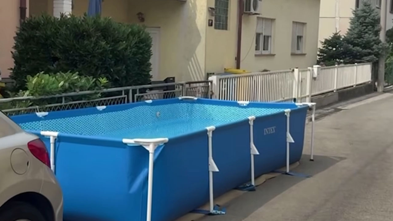 Bazen postavljen na javni površini pred hišo v zagrebški Dubravi