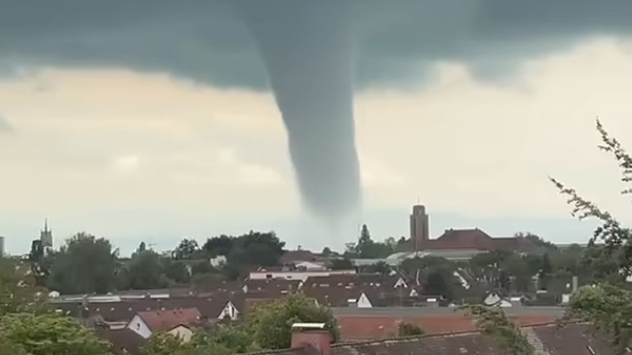 Vodni tornado nad Bodenskim jezerom v bližini Friedrichshafna