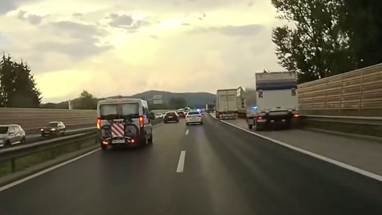 Policijska patrulja na primorski avtocesti na pomoč reševalnemu vozilu na nujni vožnji