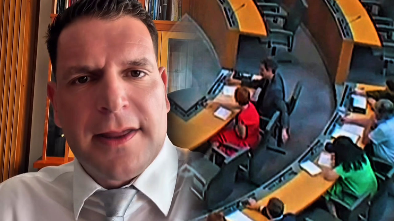 Zoran Stevanović med nagovorom o poteku glasovanja v državnem zboru