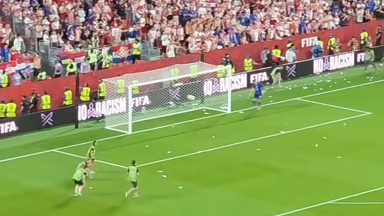 Hrvaški navijači izgubili živce, ko so sodniki razvlejavili gol za izenačenje