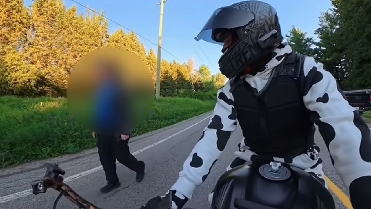 Motorist se ustavi ob pešcu na robu prometne ceste in se z njim pogovarja