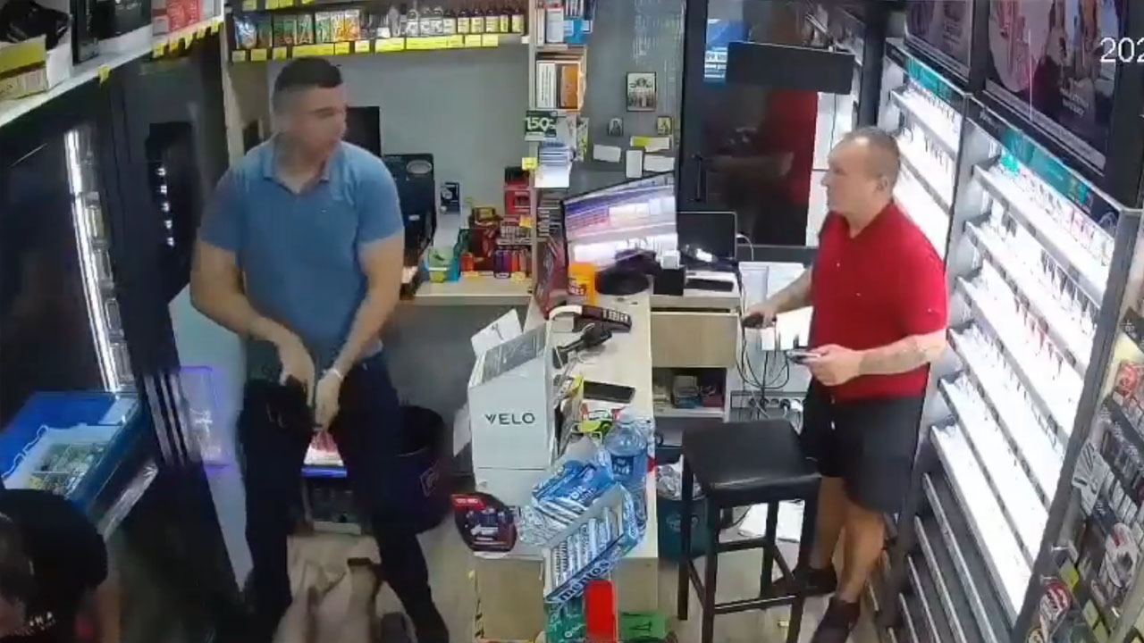 Policisti v civilu med aretacijo Nenada Alajbegovića v trgovini v Novem Sadu