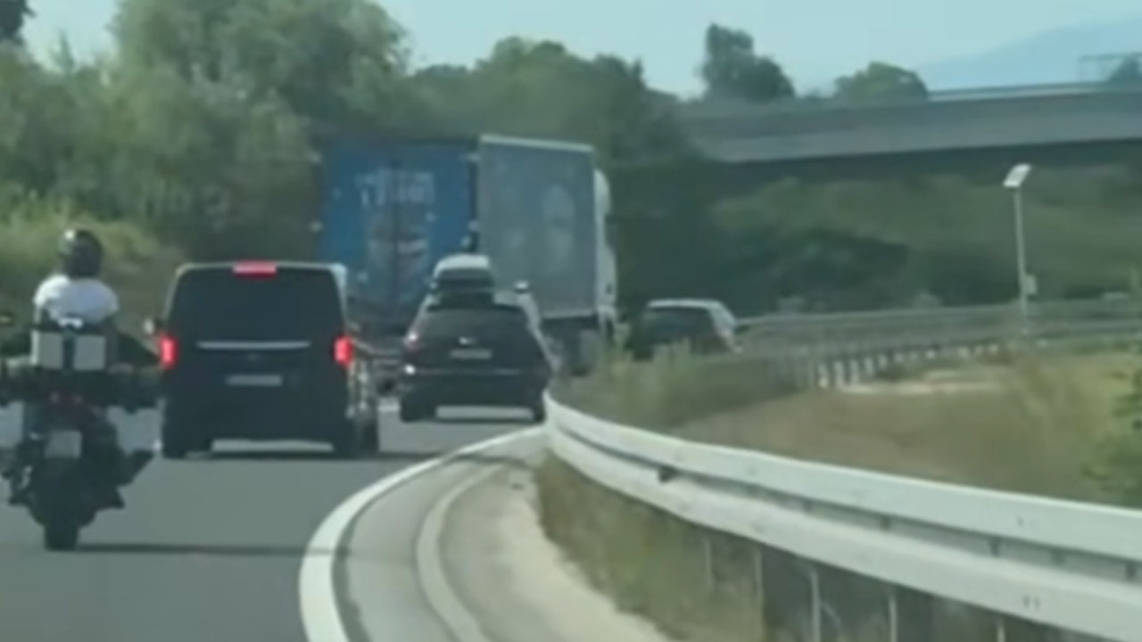 Tovornjak med prehitevanjem kolone čez polno črto na obvoznici pri Turnju