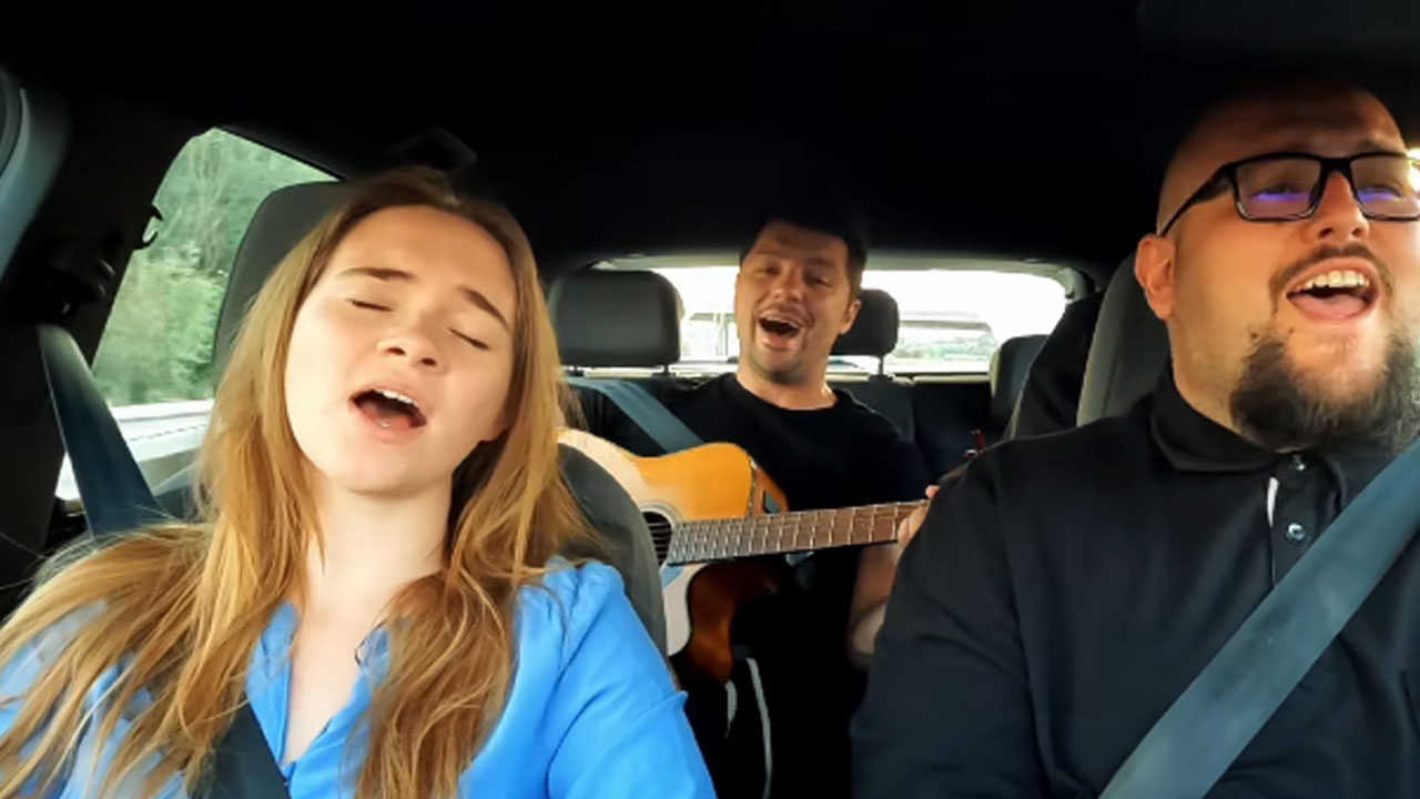Člani skupine Cantare med vožnjo zapeli pesem Solinar
