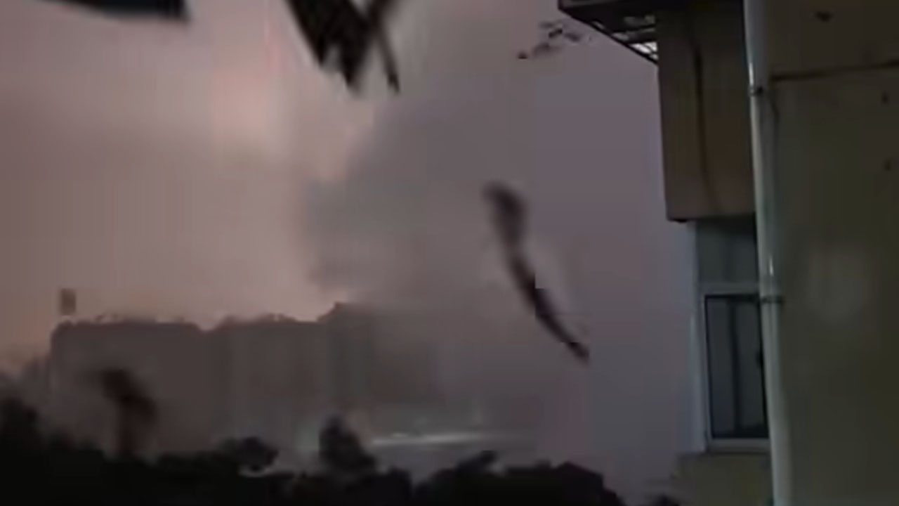 Tornado povzroča veliko razdejanje v kitajski provinci Hubei, medtem ko močan veter ruši stavbe in dviguje ruševine